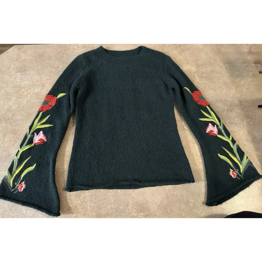 Romeo + Juliet Couture Women's Floral Embroidered Bell Sleeve Sweater Size M - Picture 3 of 6